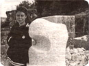 Aida Hebib pored svoje skulpture Žal u Vrsaru